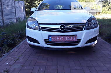 Універсал Opel Astra 2011 в Хоролі
