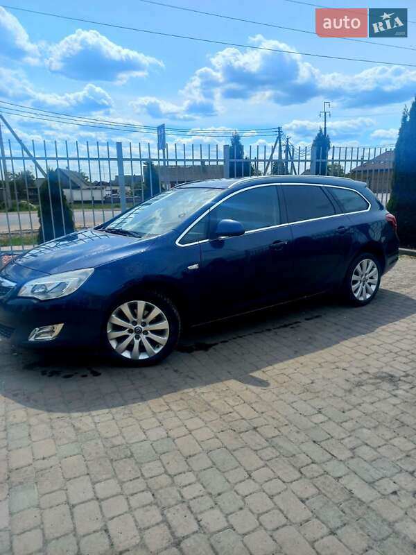 Універсал Opel Astra 2011 в Сарнах