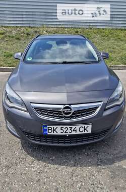 Універсал Opel Astra 2012 в Рівному