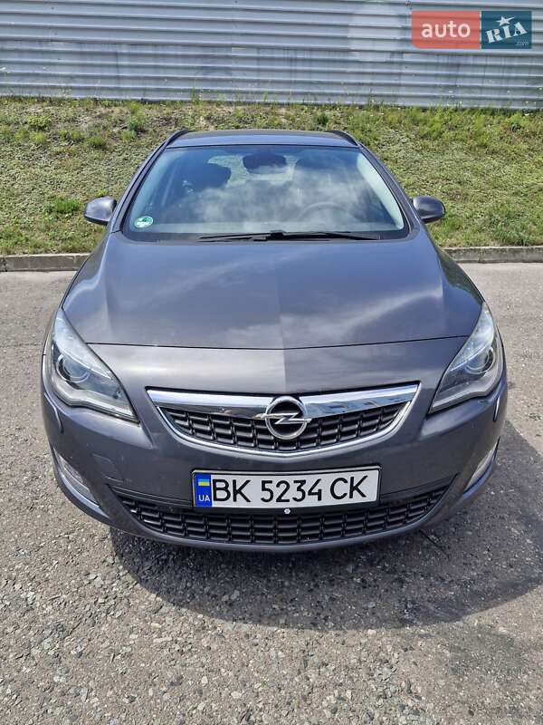 Универсал Opel Astra 2012 в Ровно