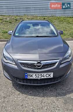 Универсал Opel Astra 2012 в Ровно