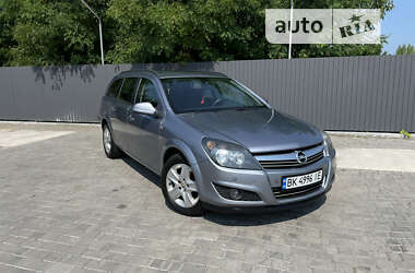 Універсал Opel Astra 2010 в Рівному