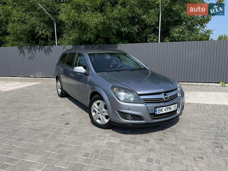 Універсал Opel Astra 2010 в Рівному