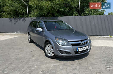 Універсал Opel Astra 2010 в Рівному