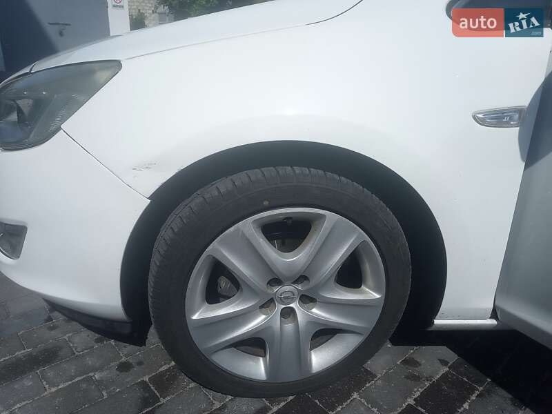 Хэтчбек Opel Astra 2012 в Дубно