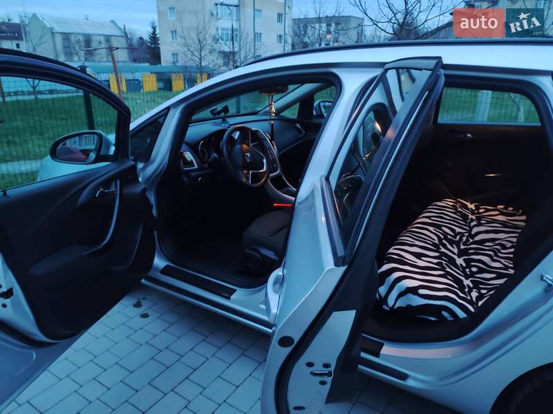 Универсал Opel Astra 2012 в Львове