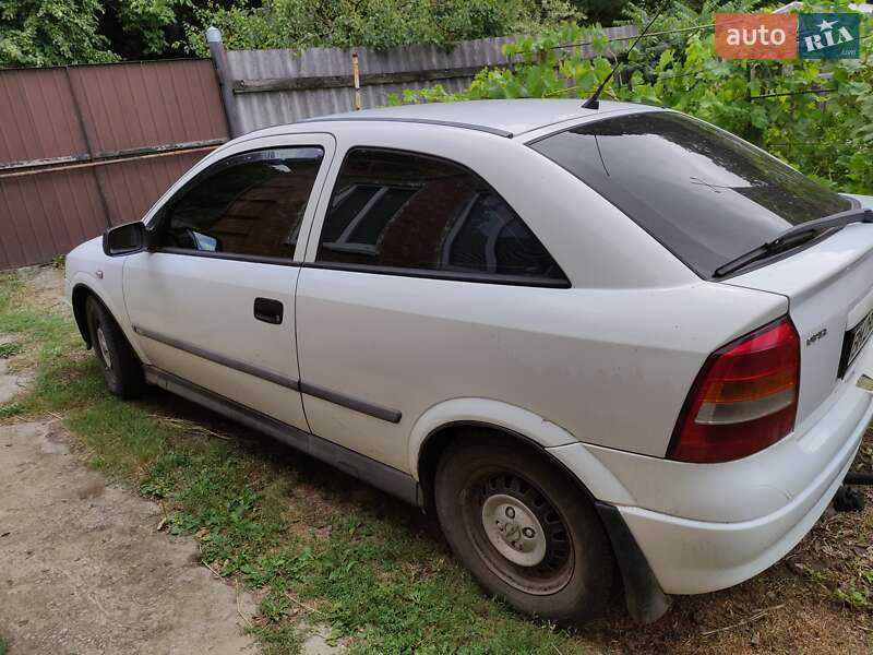 Хэтчбек Opel Astra 2000 в Тростянце