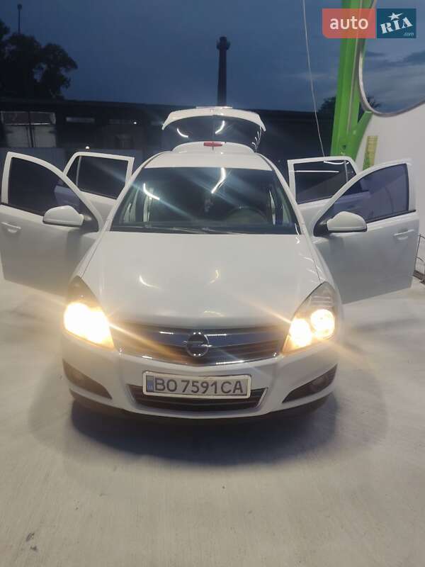 Универсал Opel Astra 2011 в Бережанах