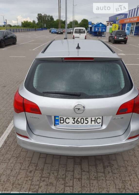 Универсал Opel Astra 2013 в Нововолынске