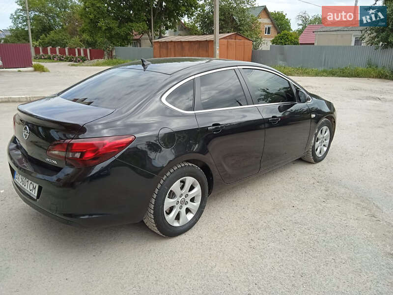 Седан Opel Astra 2013 в Каменец-Подольском