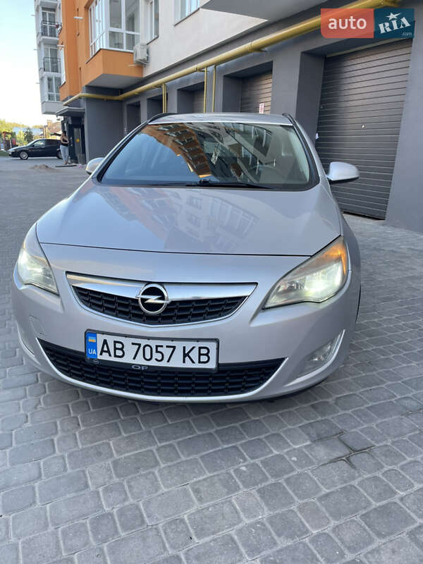 Універсал Opel Astra 2011 в Вінниці