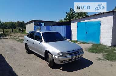 Седан Opel Astra 1993 в Чутовому