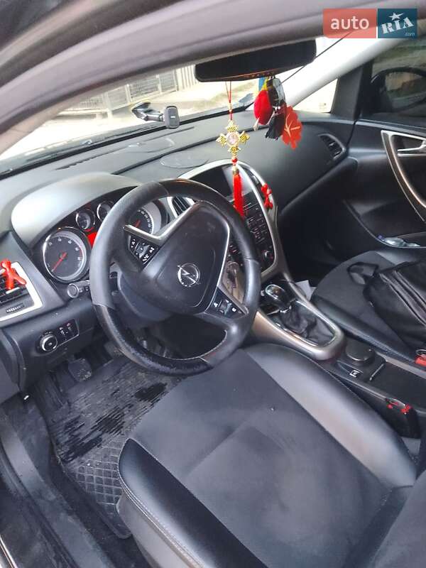 Универсал Opel Astra 2012 в Львове