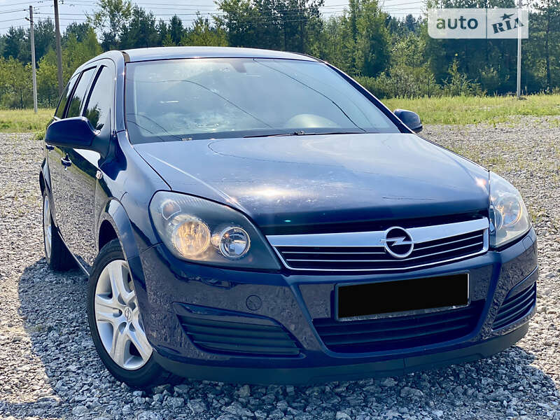 Универсал Opel Astra 2012 в Новояворовске