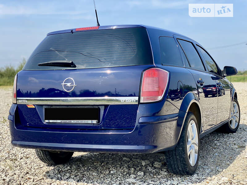 Универсал Opel Astra 2012 в Новояворовске