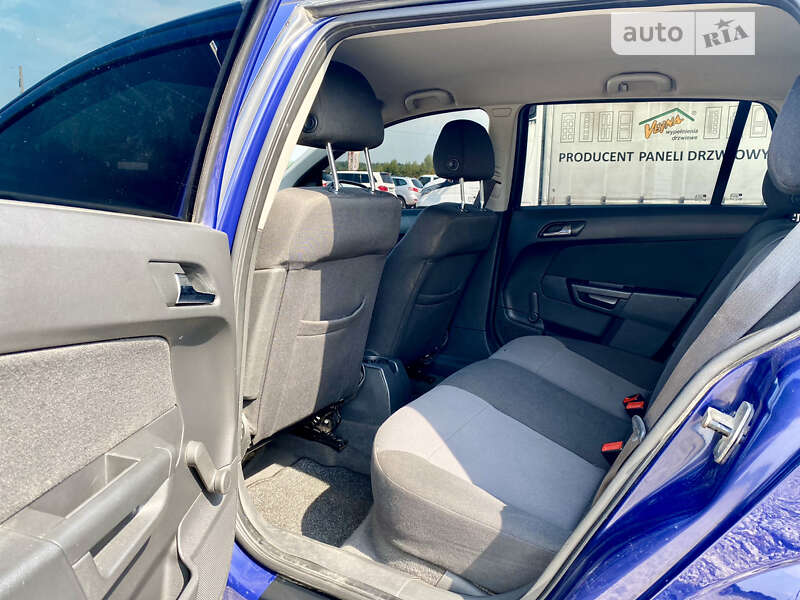 Универсал Opel Astra 2012 в Новояворовске