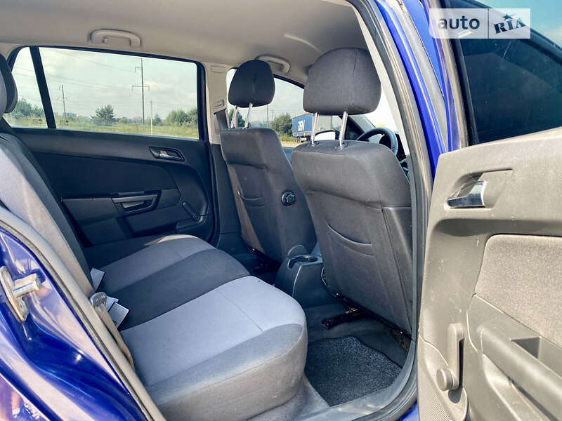 Универсал Opel Astra 2012 в Новояворовске