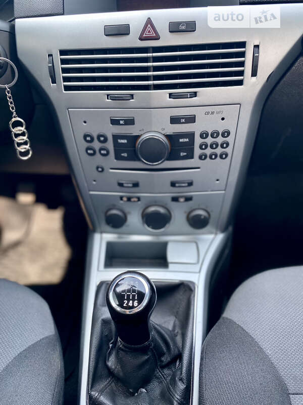 Универсал Opel Astra 2012 в Новояворовске