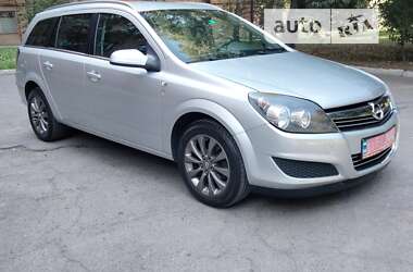 Універсал Opel Astra 2010 в Рівному