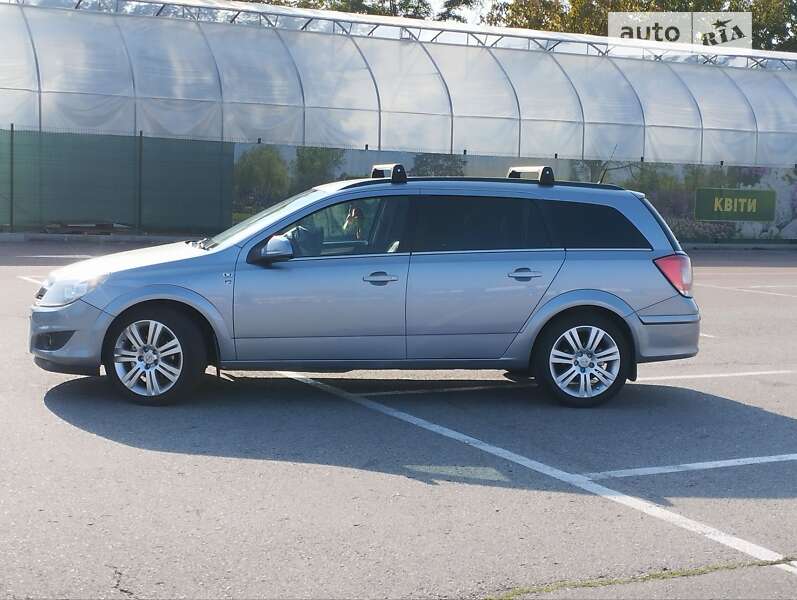 Универсал Opel Astra 2010 в Львове