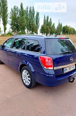 Универсал Opel Astra 2006 в Тростянце