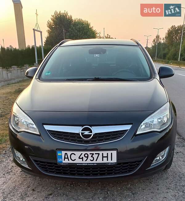 Універсал Opel Astra 2011 в Золочеві