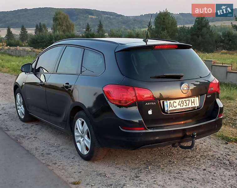 Універсал Opel Astra 2011 в Золочеві