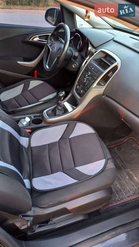 Універсал Opel Astra 2011 в Золочеві