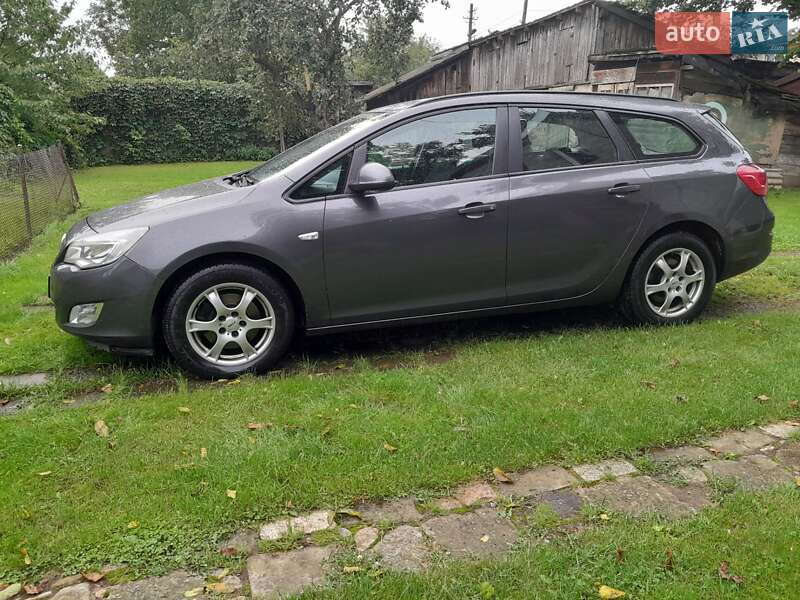 Универсал Opel Astra 2010 в Самборе