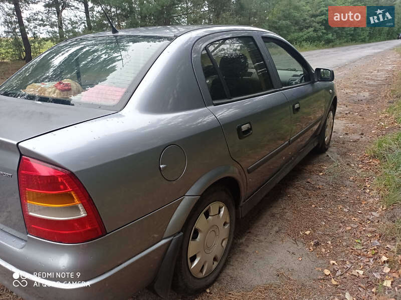 Седан Opel Astra 2006 в Владимирце