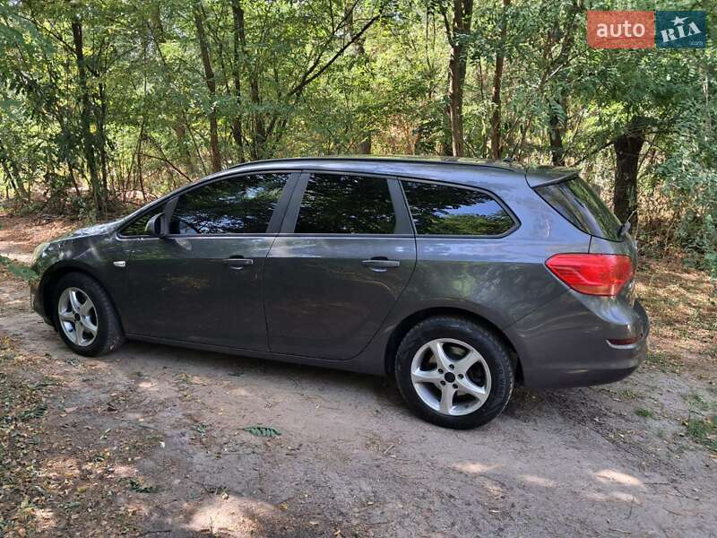 Универсал Opel Astra 2011 в Чернигове