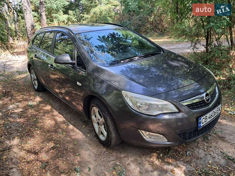 Универсал Opel Astra 2011 в Чернигове