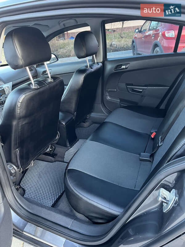 Седан Opel Astra 2011 в Львове