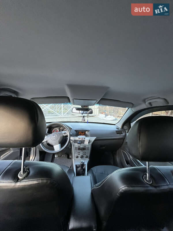 Седан Opel Astra 2011 в Львове