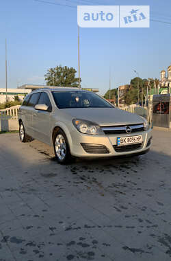 Универсал Opel Astra 2005 в Остроге