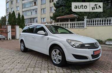 Універсал Opel Astra 2010 в Рівному