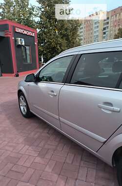 Універсал Opel Astra 2010 в Рівному