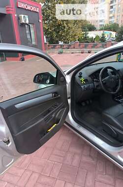 Універсал Opel Astra 2010 в Рівному