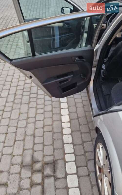 Хетчбек Opel Astra 2007 в Мостиській