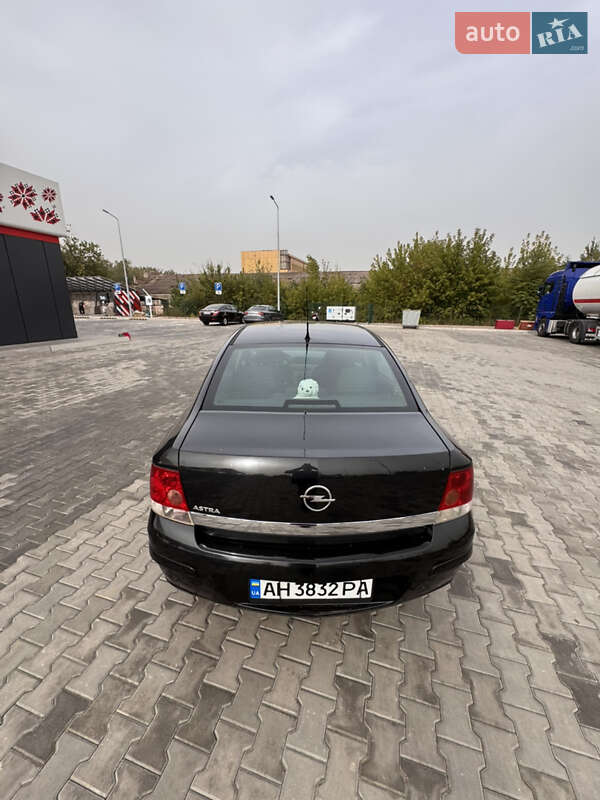Седан Opel Astra 2013 в Кривому Розі