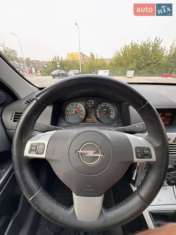 Седан Opel Astra 2013 в Кривому Розі