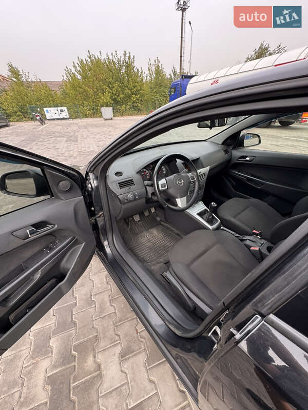 Седан Opel Astra 2013 в Кривому Розі