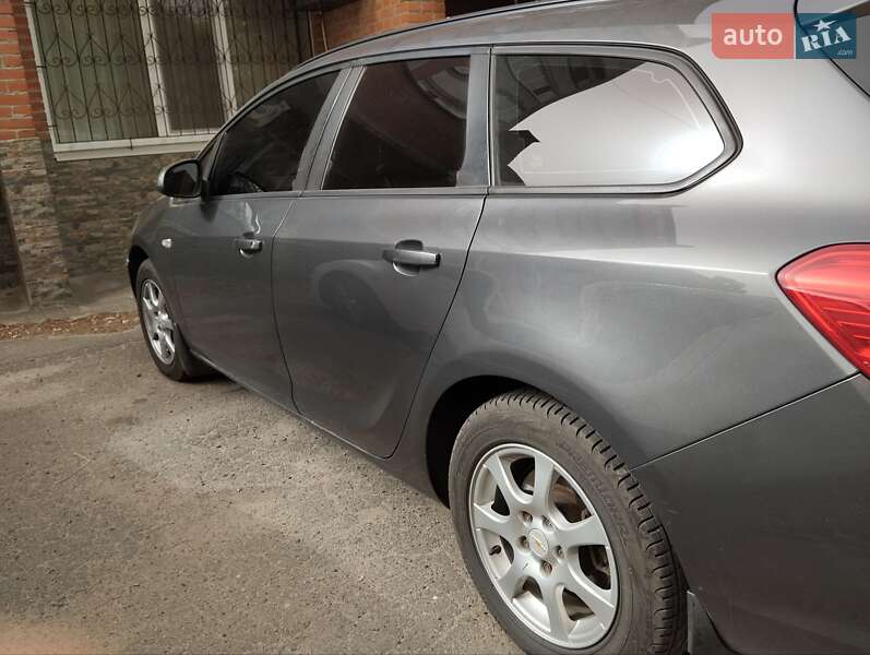 Универсал Opel Astra 2011 в Полтаве