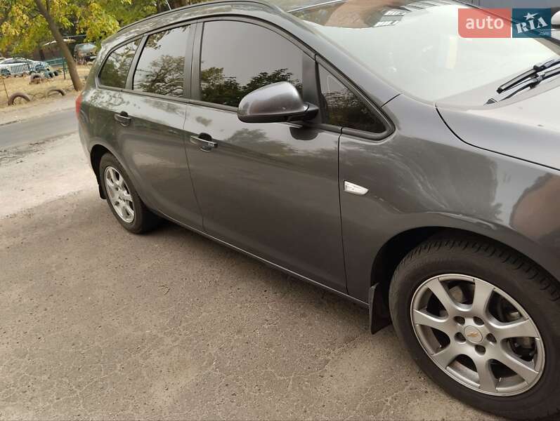 Универсал Opel Astra 2011 в Полтаве