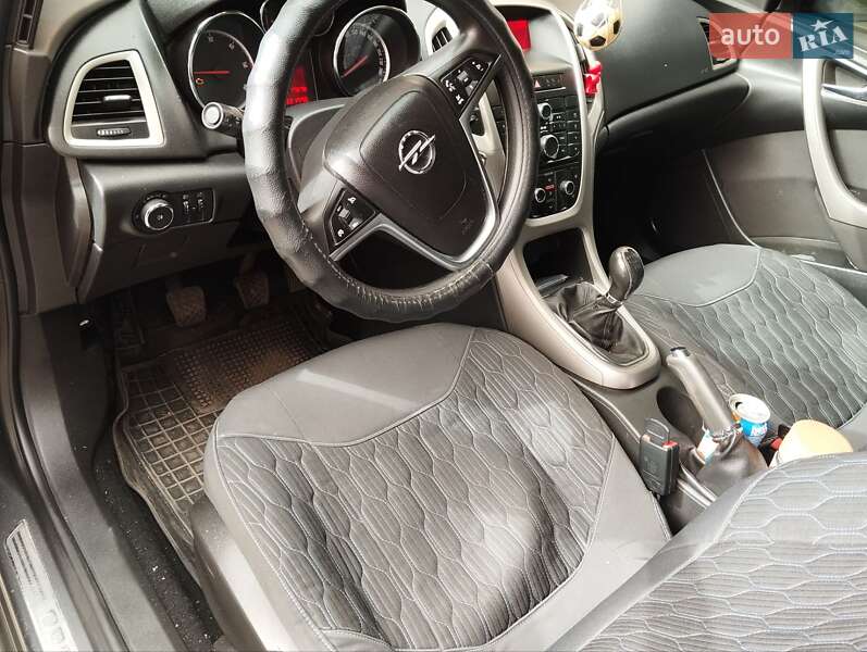 Универсал Opel Astra 2011 в Полтаве