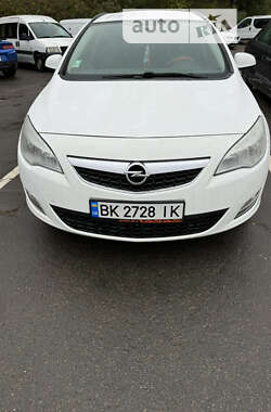 Універсал Opel Astra 2012 в Рівному