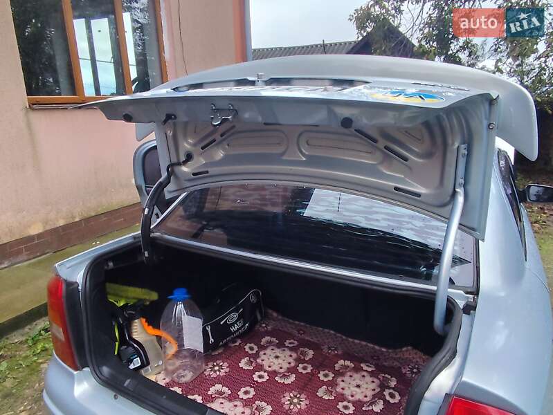 Седан Opel Astra 2004 в Снятине