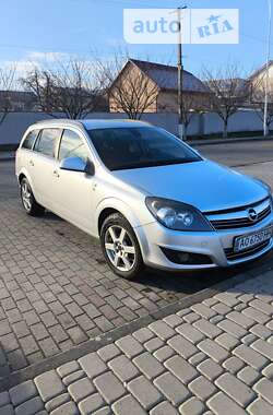 Універсал Opel Astra 2010 в Сваляві