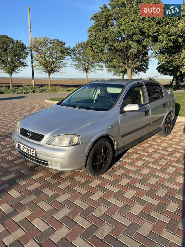 Хэтчбек Opel Astra 2000 в 