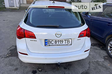 Універсал Opel Astra 2011 в Дрогобичі